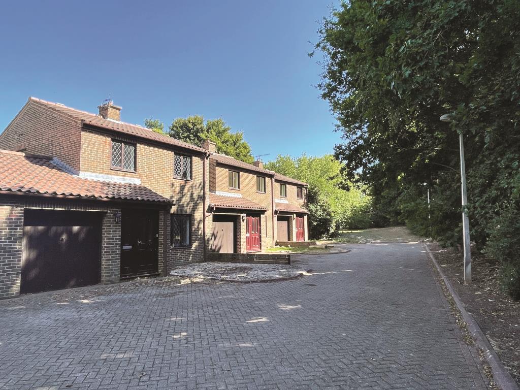 Lot: 153 - OUTSTANDING OPPORTUNITY! FOUR LINK-DETACHED HOUSES WITH 1.17 ACRES AND POTENTIAL FOR DEVELOPMENT - 2-4 Beaumont Davey Close